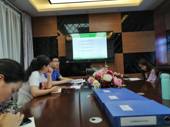 图片包含 室内, 桌子, 人, 女人&#xA;&#xA;描述已自动生成