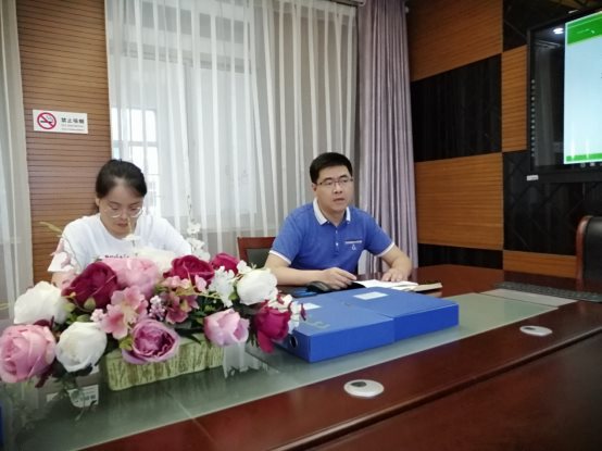 图片包含 桌子, 室内, 窗户, 男人&#xA;&#xA;描述已自动生成