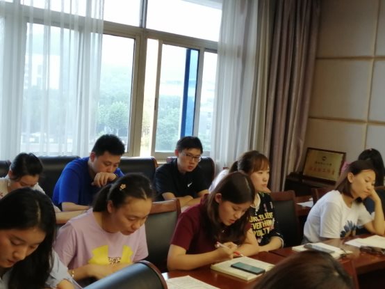 一群人围坐在桌子边&#xA;&#xA;描述已自动生成