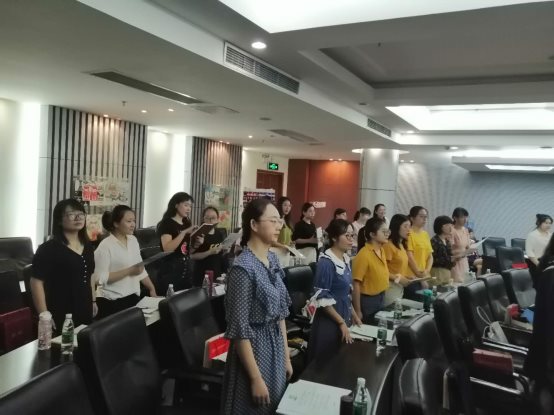 一群人在房间里&#xA;&#xA;描述已自动生成