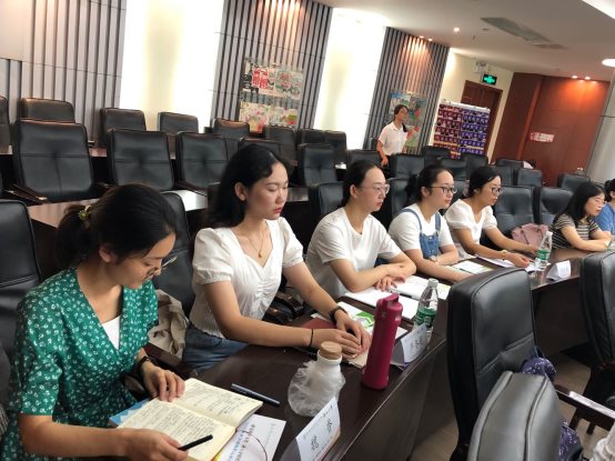 图片包含 人, 桌子, 室内, 人们&#xA;&#xA;描述已自动生成