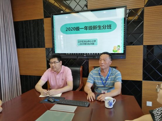 图片包含 桌子, 电脑, 笔记本, 男人&#xA;&#xA;描述已自动生成