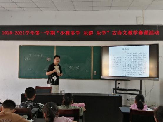 图片包含 室内, 天花板, 人, 男人&#xA;&#xA;描述已自动生成