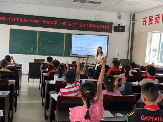 图片包含 室内, 人, 桌子, 房间&#xA;&#xA;描述已自动生成