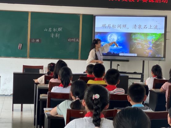 图片包含 室内, 人, 一群, 桌子&#xA;&#xA;描述已自动生成