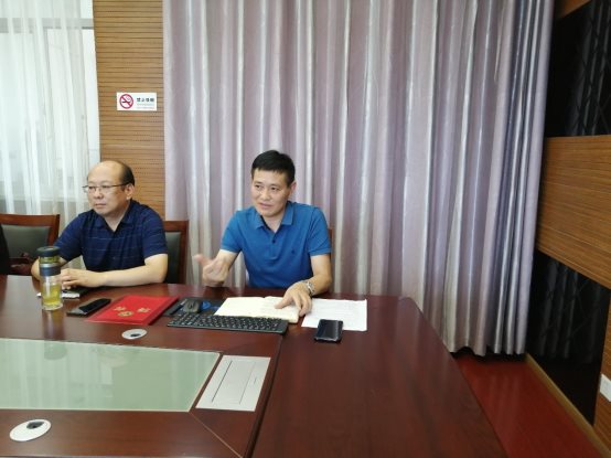 图片包含 窗帘, 桌子, 室内, 笔记本&#xA;&#xA;描述已自动生成