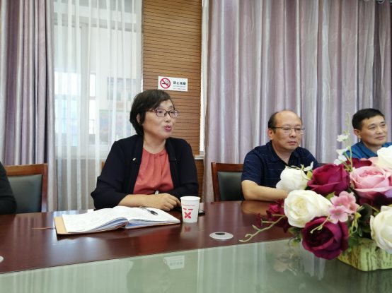 图片包含 桌子, 室内, 窗帘, 窗户&#xA;&#xA;描述已自动生成