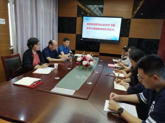 图片包含 桌子, 室内, 人, 小孩&#xA;&#xA;描述已自动生成