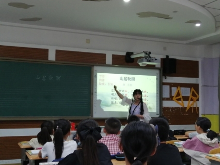 会议室里的人们&#xA;&#xA;描述已自动生成