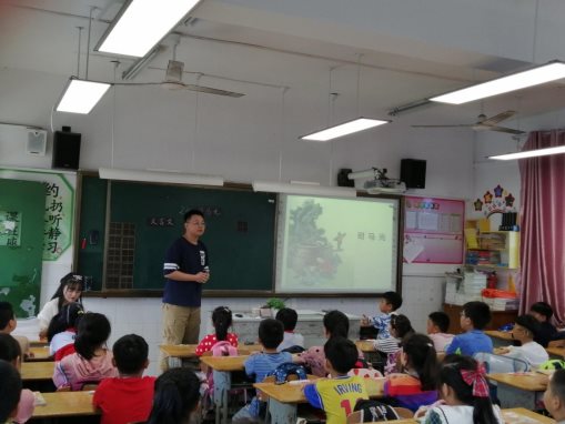 图片包含 人, 室内, 天花板, 人们&#xA;&#xA;描述已自动生成