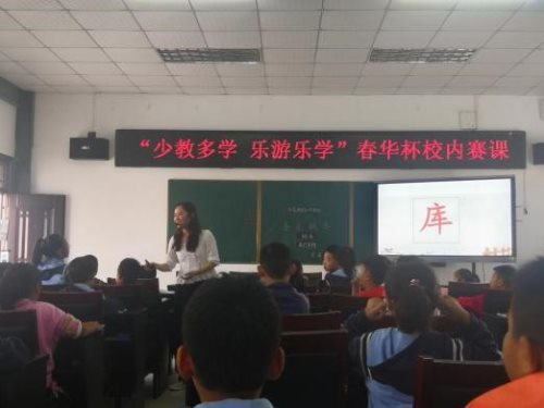 图片包含 室内, 天花板, 人, 人们&#xA;&#xA;描述已自动生成