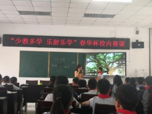 餐厅里的人们&#xA;&#xA;描述已自动生成