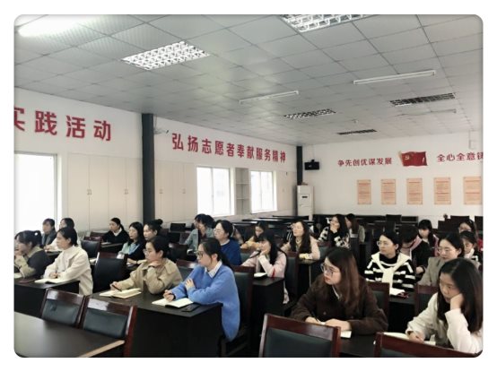 一群人在房间里&#xA;&#xA;描述已自动生成