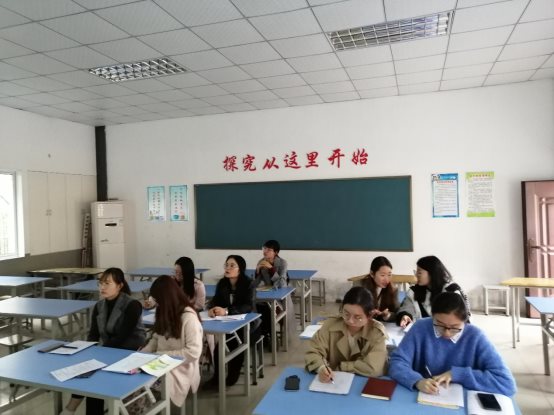一群人坐在桌子前&#xA;&#xA;描述已自动生成
