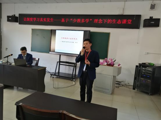 图片包含 室内, 男人, 站, 女人&#xA;&#xA;描述已自动生成