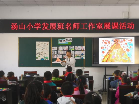 一群人在台上演讲&#xA;&#xA;描述已自动生成