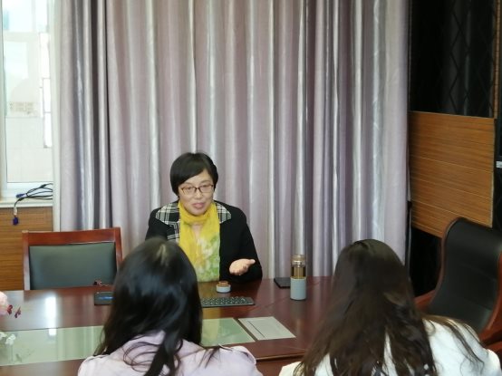 图片包含 室内, 桌子, 窗帘, 人&#xA;&#xA;描述已自动生成