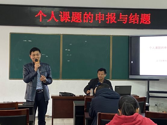 图片包含 人, 男人, 标志, 前&#xA;&#xA;描述已自动生成