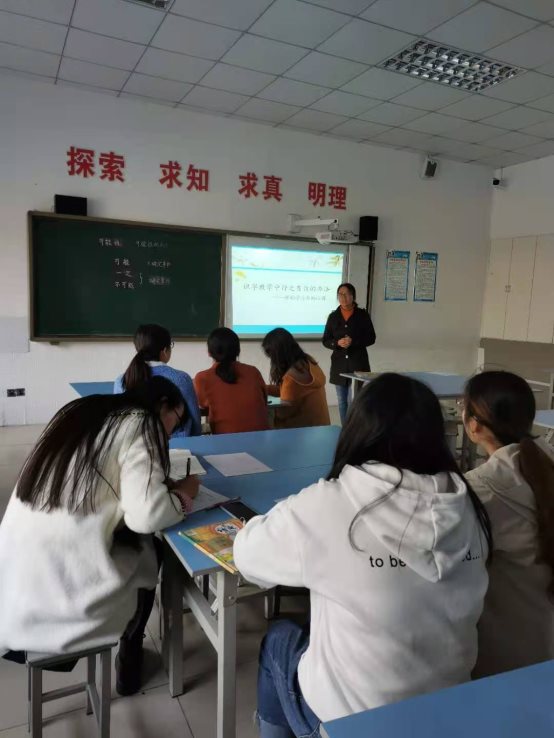 图片包含 人, 天花板, 室内, 人们&#xA;&#xA;描述已自动生成
