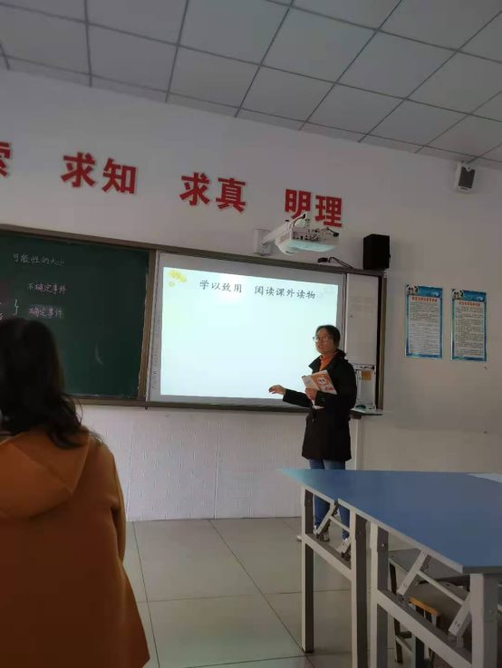 图片包含 室内, 天花板, 人, 女人&#xA;&#xA;描述已自动生成