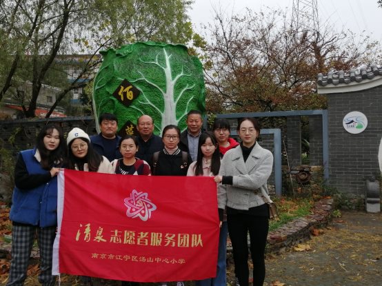 图片包含 户外, 人, 草, 站&#xA;&#xA;描述已自动生成