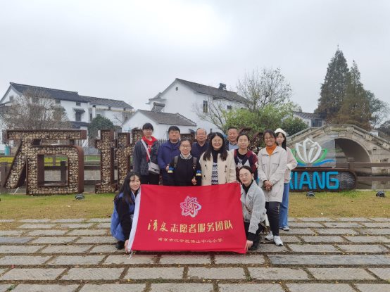 一群人站在建筑前&#xA;&#xA;描述已自动生成