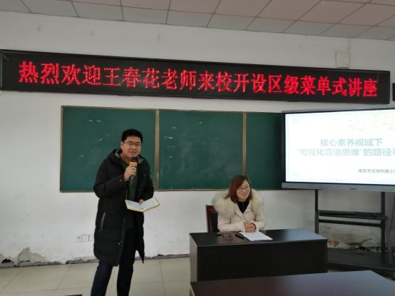 图片包含 建筑, 男人, 标志, 站

描述已自动生成