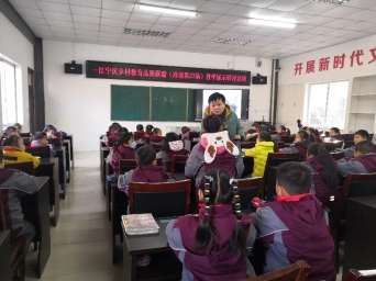 一群人在房间里的餐厅&#xA;&#xA;描述已自动生成