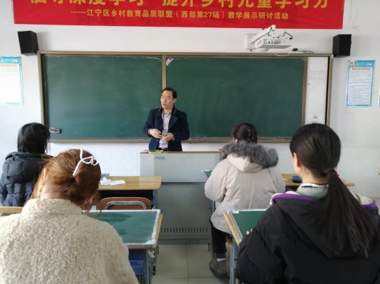 图片包含 人, 室内, 女人, 前

描述已自动生成