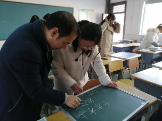 图片包含 室内, 人, 桌子, 笔记本

描述已自动生成