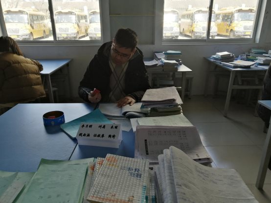 图片包含 窗户, 桌子, 室内, 男人&#xA;&#xA;描述已自动生成