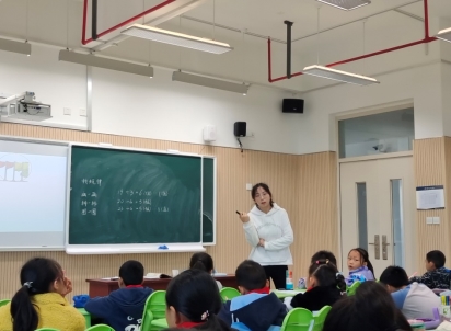 一群人在开会&#xA;&#xA;描述已自动生成