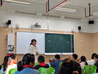 会议室里的人们&#xA;&#xA;描述已自动生成