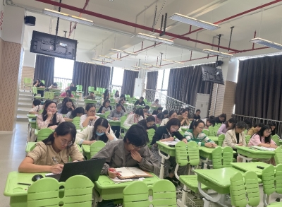 一群人坐在桌子前&#xA;&#xA;中度可信度描述已自动生成